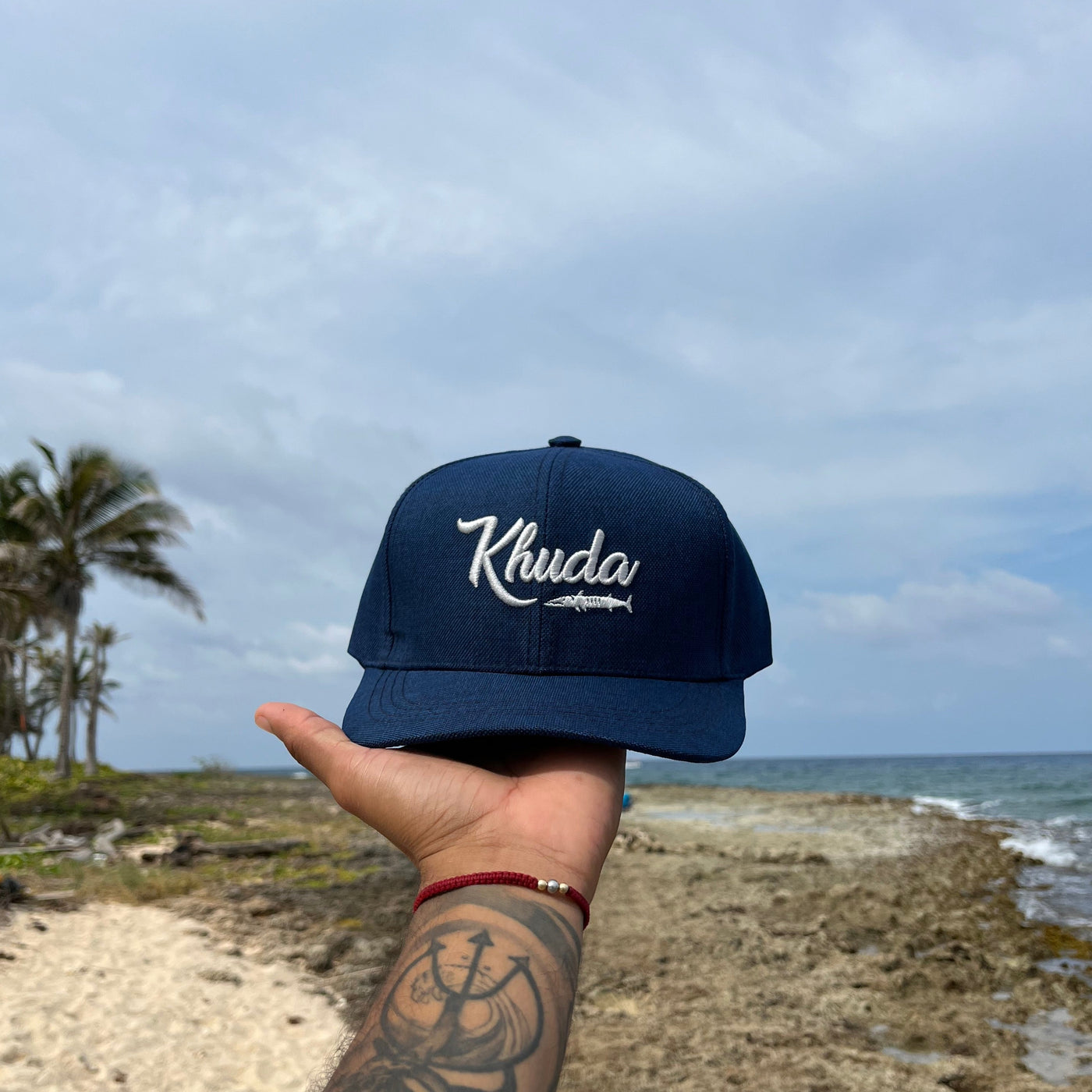 Gorra Khuda en cursiva azul