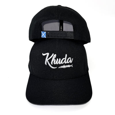 Gorra Khuda en cursiva negro bordado blanco