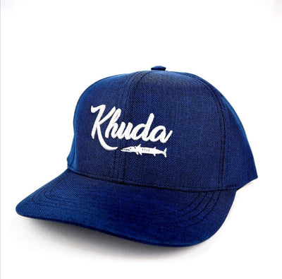 Gorra Khuda en cursiva azul