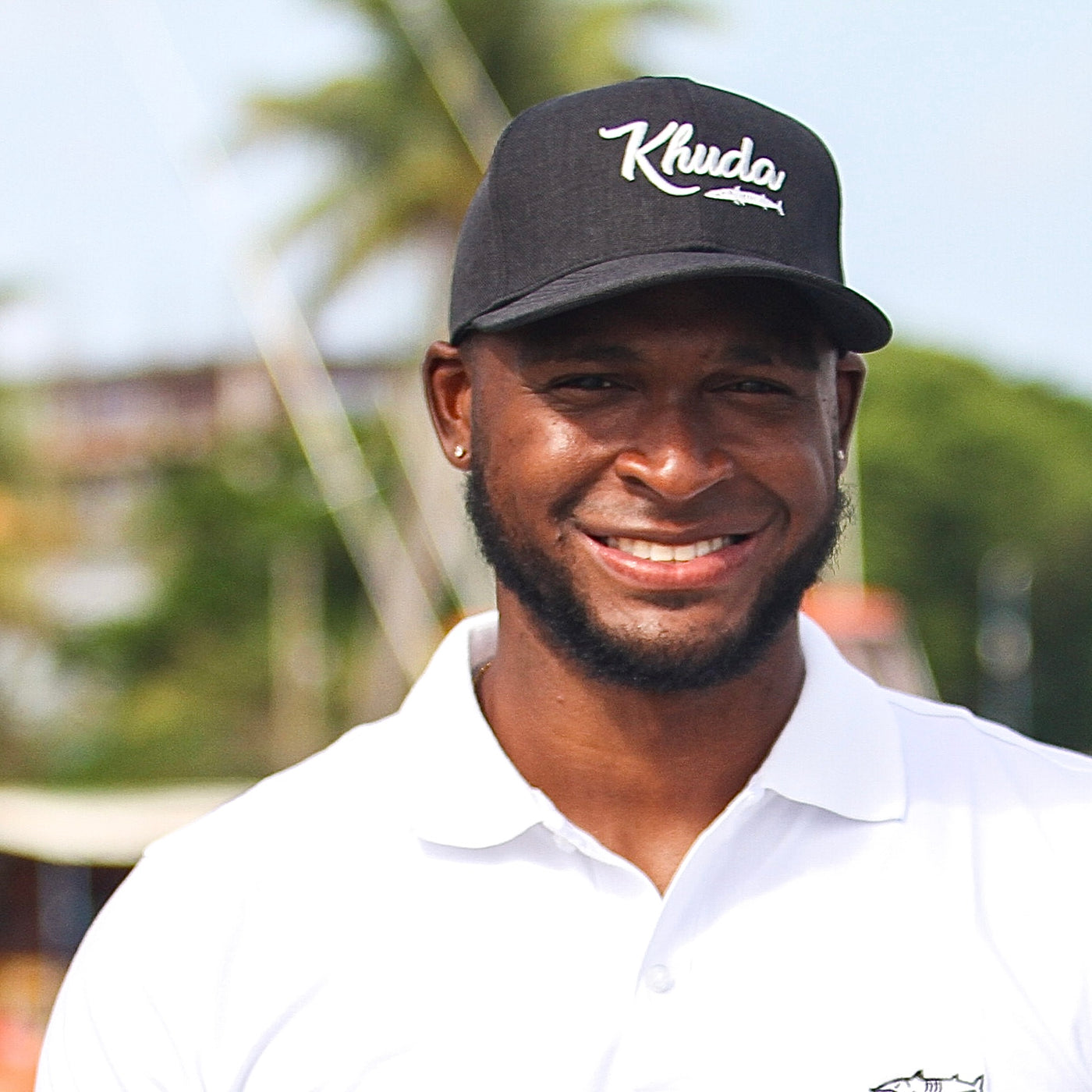 Gorra Khuda en cursiva negro bordado blanco